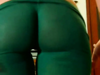 Sexy webcam amateur sexpot was posing in her green yoga pants