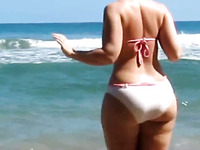 Pretty amateur bikini MILF flashes her mouth watering big bubble ass