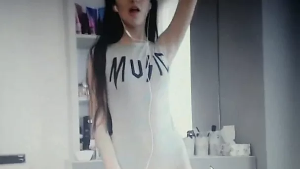 It looks like this horny sexy webcam slut knows what she is doing