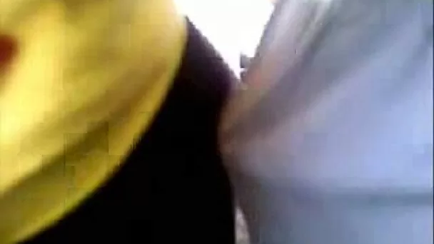 Я тру свой твердый член по сочной попке спортивной девушки-подростка в автобусе