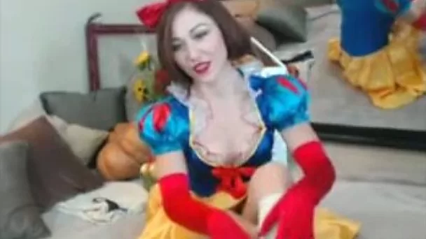 This webcam model is cosplaying Snow White and what a nice butt she's got