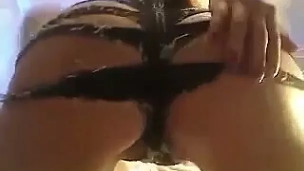 I have seen this camslut toying her ass more than once and I love her ass