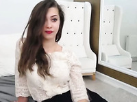 Gorgeous looking like a model webcam brunette sexpot loves petting her twat