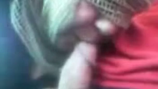 Наглая потаскушка из Ливии показала мне свою задницу и сделала минет в машине.