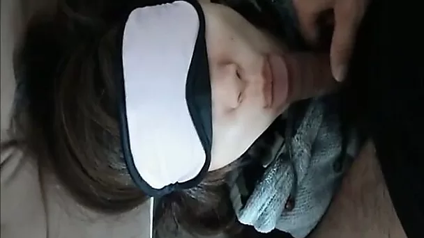 Blindfolded whorable brunette girlfriend keeps on sucking stiff big cock