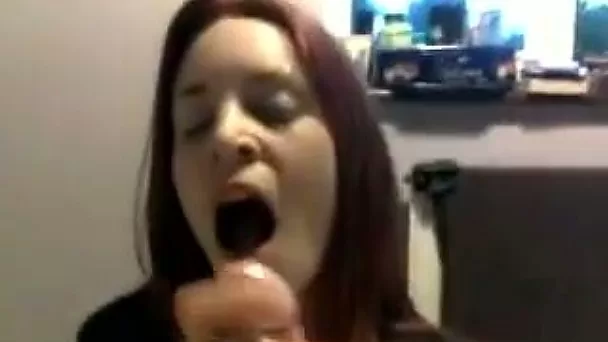 Amateur secretary gives me a really nice handjob right in the office
