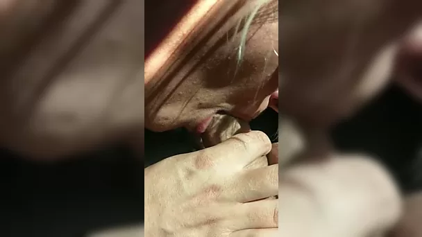 Эта грязная шлюха любит водить языком по моему члену в моей машине.