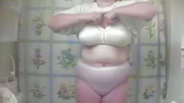 Obese milk skinned mommy takes water procedures on my cam