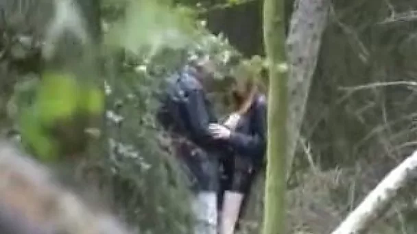 Странная пара занимается любовью в глубине леса, шпионское секс-видео