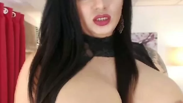 Busty Tranny Babe Play Herself On Cam