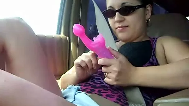Fat brunette milf in my car masturbating with a dildo