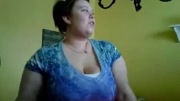 Vast brunette BBW shakes her oversized jugs from side to side
