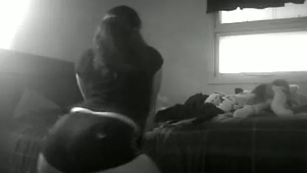 Bootylicious ebony lady bounces and shakes her ass