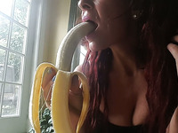 What a hot whore of a cougar and she loves mouth fucking banana