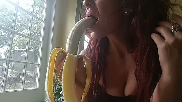 What a hot whore of a cougar and she loves mouth fucking banana