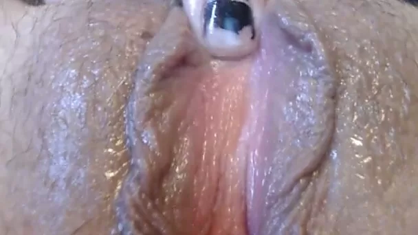 I'd love to have that pussy on my face and this slut knows how to rub one out