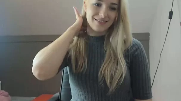 This webcam model's booty is so delicious and squishy and she got a donk