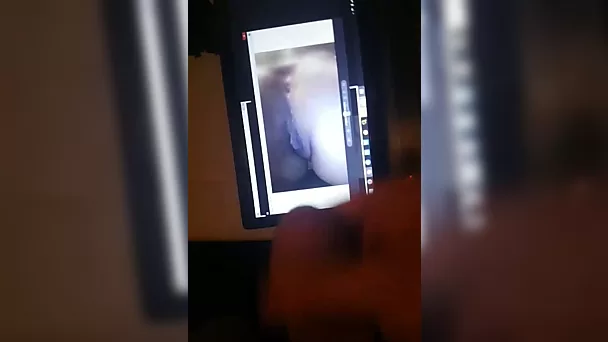 Я гуглю горячие фотки вагины, когда мастурбирую