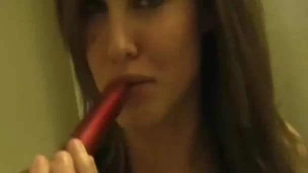 This webcam babe plays with her pussy in her off time