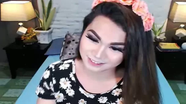 Beautiful Shemale Babe Mastubating