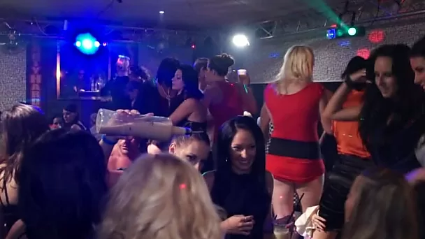 Это одно из самых горячих видео с оргиями в ночном клубе, которые я когда-либо видел.