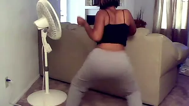 Phat ebony webcam girl twerks her big booty in grey leggings