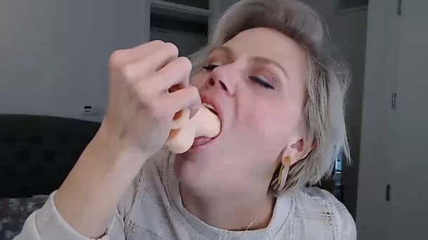 Gorgeous Babe Reveals Her Hooters And Suck A Popsicle