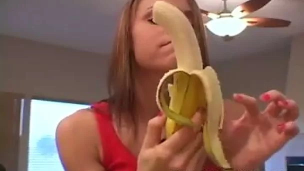Watch gamine webcam chick flashing her sucking skills while eating banana