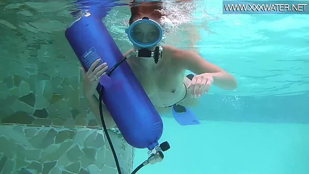 Amateur lewd whore with juicy booty swims all naked underwater