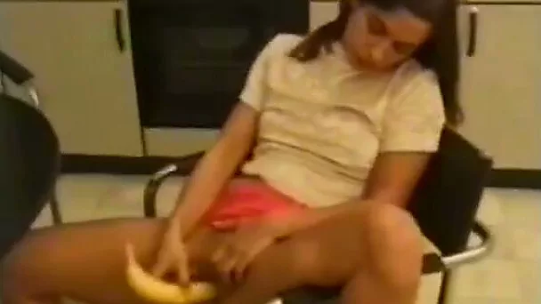 Charming brunette teen masturbates her nice poontang