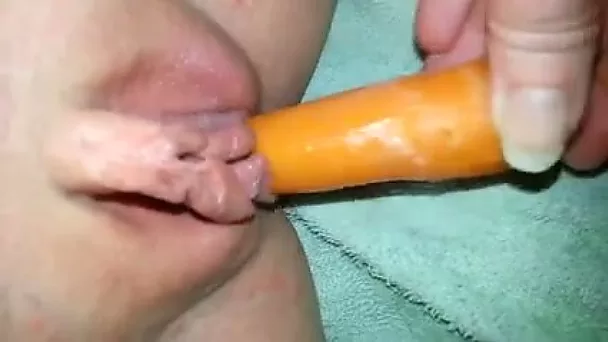 Chubby Australian gf pokes her meaty cunt with carrot