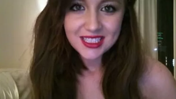Curvaceous Australian webcam slut rubbed her cooch for me
