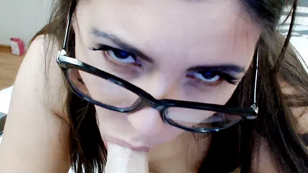 Beautiful Cam Babe Perform An Awesome Masturbation Show