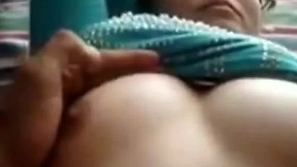 Уродливая индийская девушка с пухлым телом показывает сиськи и бритую киску