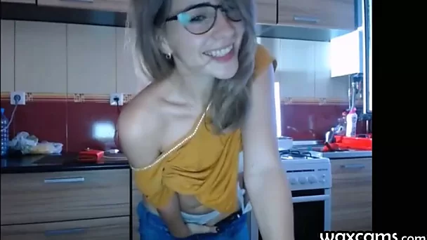 Animated Amateur Hussy In The Kitchen