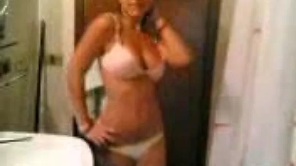 My Italian girlfriend teases me with her fresh body in bikini