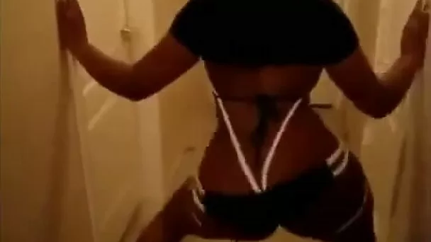 My stunning ebony girl twerking her ass in the corridor