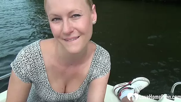 Fucking outdoors is her thing