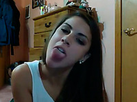 Pretty webcam teen gives me a tongue dance making her tongue wiggle