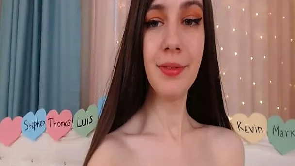Fantastic Brunette Play Live in Cam