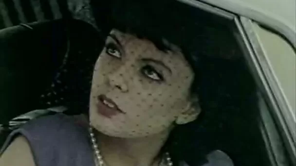 Horn-mad brunette gets horny in the car and sucks her BF' cock