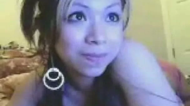 Jar dropping hot Vietnamese webcam girl flaunts her goodies