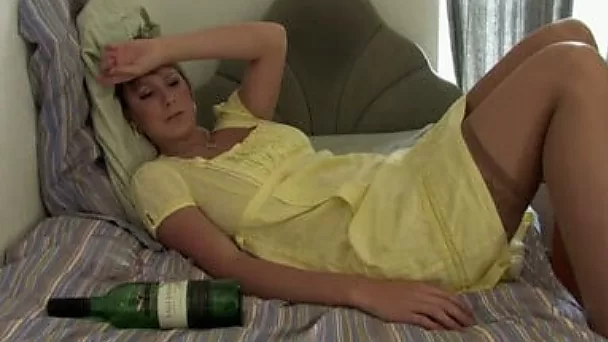 Моя пьяная жена хочет, чтобы ее трахнули, и дразнит меня, лёжа на кровати.