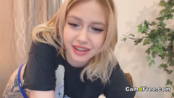 Blonde Chick Fucks Her Pussy on Cam