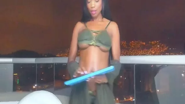 Foxy Ebony Engaged To A Breathtaking Performance Live