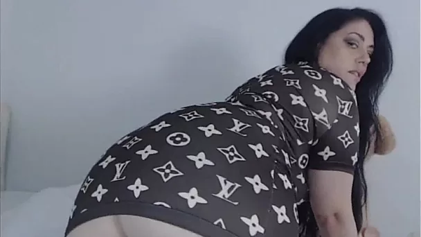 Bbw huge tits babe sucking dildo on cam