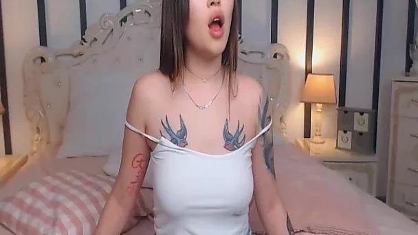 Naughty Asian Babe Seduced Everyone With Her Charm Live