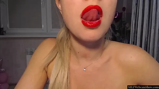 Hot Blonde MILF Webcam Model With Great Ass And Wide Hips