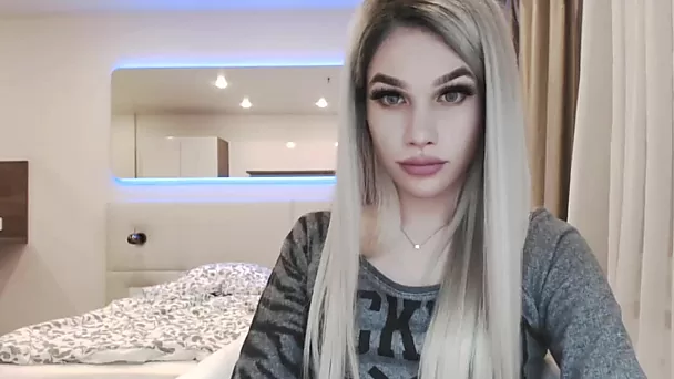 Transsexual webcam slut is ready for some good cock jerking