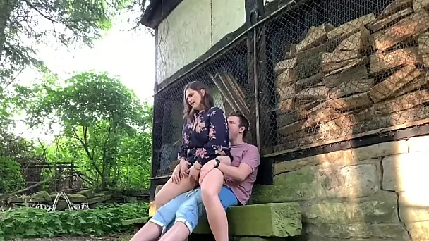 Chubby girlfriend fucked in park